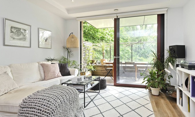 Earlsfield Apartment | Discover Wandle Waters: Family-Friendly Retreat with Spa