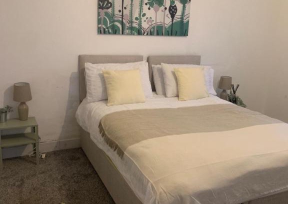 Thornton House | Discover a Deluxe King Room in Wandsworth, South London