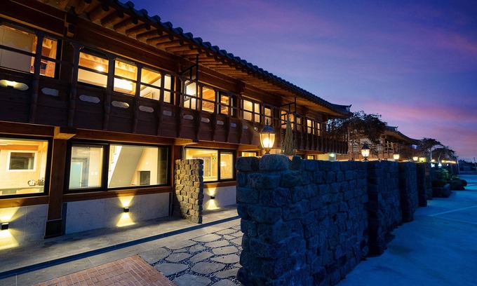 Gyeongju House | wangkyeong hanoak poolvilla