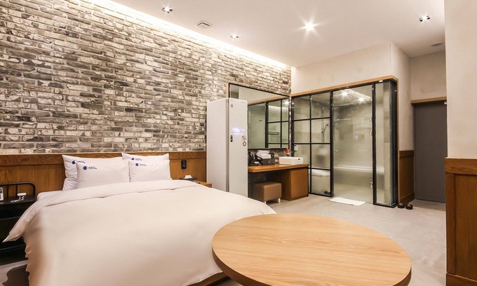 Wanju Hotel | Eco-Friendly Wanju Bohemian Motel with Hot Tub & Breakfast