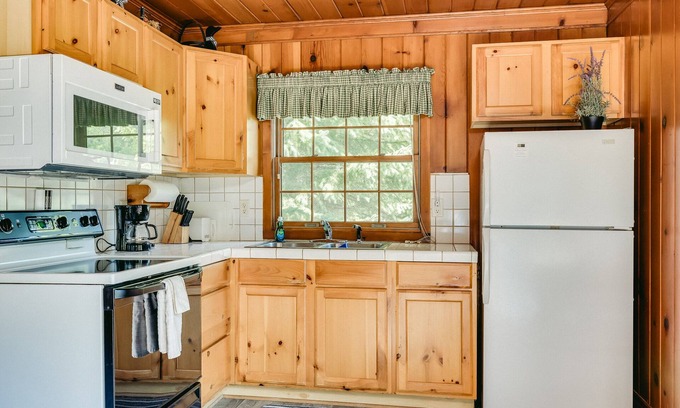 St Croix Falls Cabin | Discover Wannigan Point Cabin #4: Perfect for Families & Pets