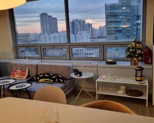 Wangsimnidoseon-dong Apartment | Convenient Hotel Near Subway Line 2 with Family Amenities