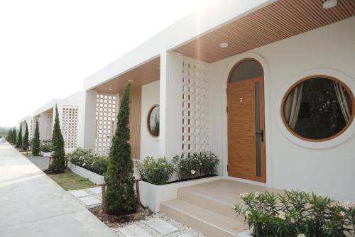 Pak Chong House | Discover Wantanee Ville: Family-Friendly with Breakfast Included