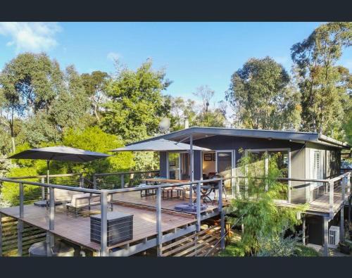 Jamieson House | Wanyiora: Family-Friendly Retreat with Lake Views