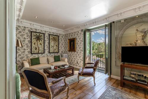 Palacio Apartment | Elegant BNBHolder with Views Near the Royal Palace