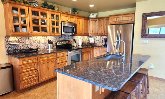 Wapato Point Condo | Experience Wapato Point Halmalka Condo with Pool Access