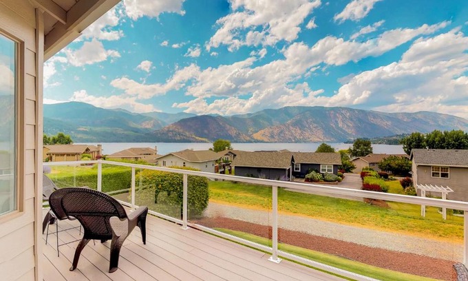 Wapato Point House | Lakeview Getaway at Wapato Point with Poolside Fun