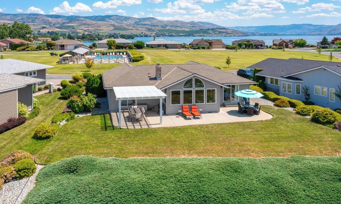 Wapato Point House | Ideal Wapato Point Home with Pool and Lake Views for 8