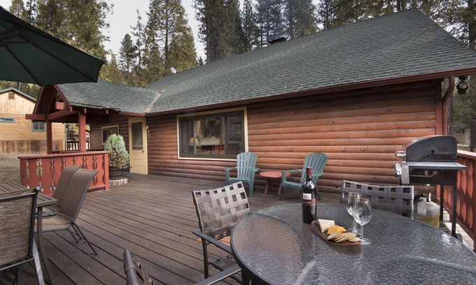 North Wawona Cabin | Wapiti: Ideal Mountain Home with Pool in Yosemite Park