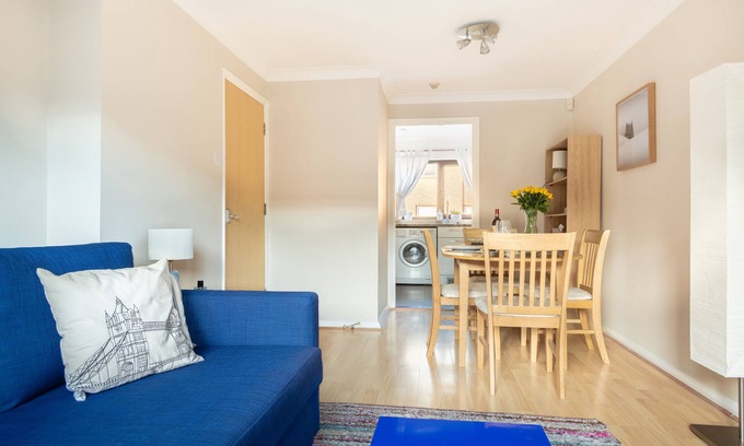 Wapping Apartment | Modern Flat at Tobacco Docks with Spa and Family-Friendly Amenities