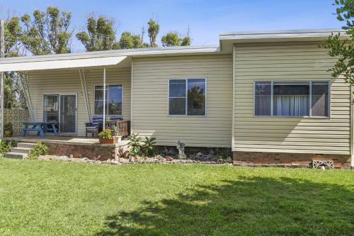 Bendalong House | Waratah Cottage: Family-Friendly Retreat by the Ocean