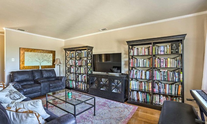 Happy Valley House | Inviting Anderson Abode with Porch and Family-Friendly Amenities