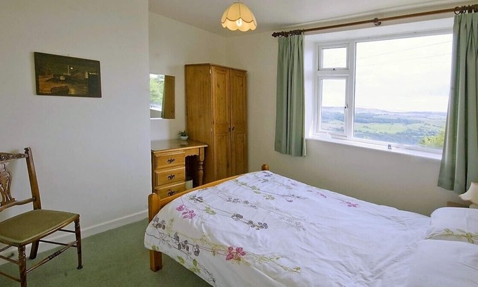 Halifax House | Cozy 4-Star Cottage in Pennine Yorkshire with Spa & Hot Tub