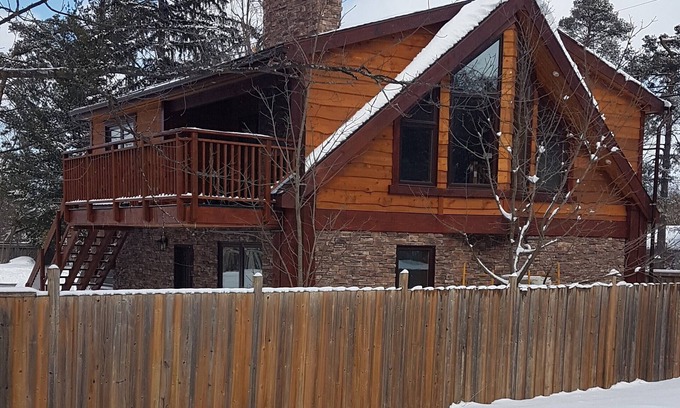 Barrie Ski Chalet | Inviting Chalet Steps from Lake with Private Pool & Ocean Views