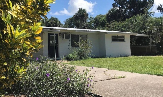 Hawks Park House | Cozy Cottage Retreat with Spa & Breakfast in New Smyrna Beach