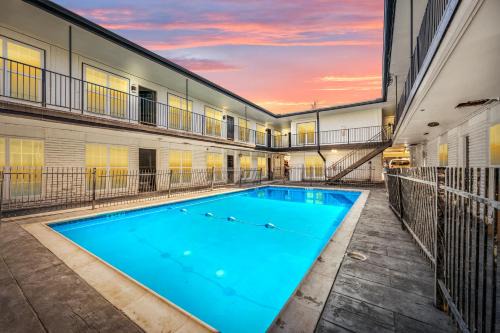 Houston Heights Apartment | Exceptional Warm Heights 2BR: Pool, Free Parking & Pets!