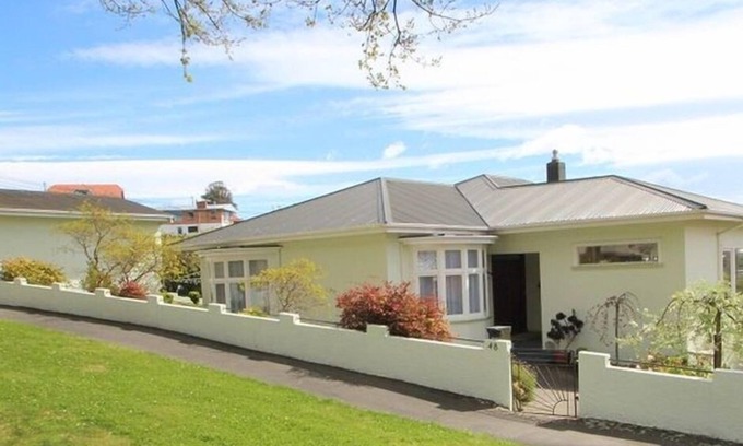 Oamaru House | Warm & Centrally Located Hotel with Pool - Rated 9.8/10