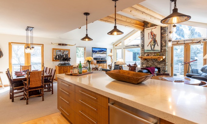 Warm Springs House | Warm Springs Ski Way Home: Pool, Hot Tub & Pickleball Fun!