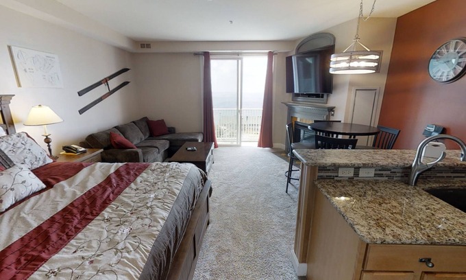 Snowshoe Condo | Warm & Welcoming Studio in Seneca by RedAwning
