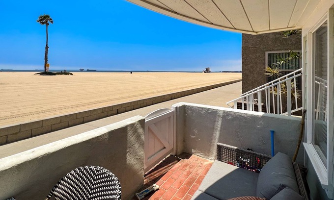 Old Towne Condo | Inviting Beachfront Condo with Ocean Views & Full Kitchen
