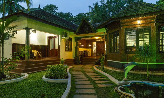 Nedumudy Hotel | Inviting Warmth Lake Haven: 4-Star Retreat with Pool & Spa