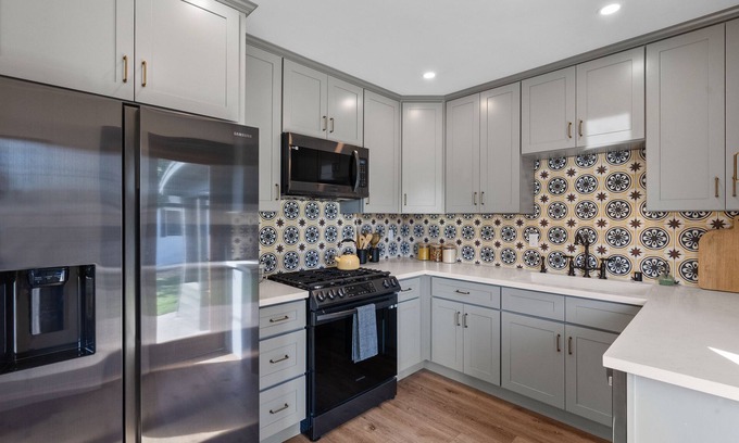 North Hollywood House | Renovated Warn Home with Yard & Kitchen, 5min from Airport