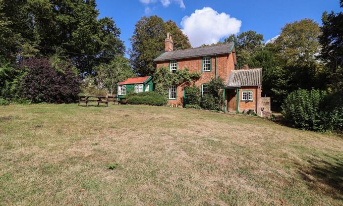 Bures House | Warren Cottage: Family & Pet-Friendly Getaway Awaits