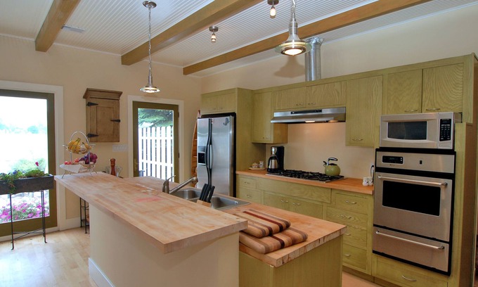 Bridgman House | Warren Dunes Getaway: Hot Tub, Pet-Friendly & Near Wineries