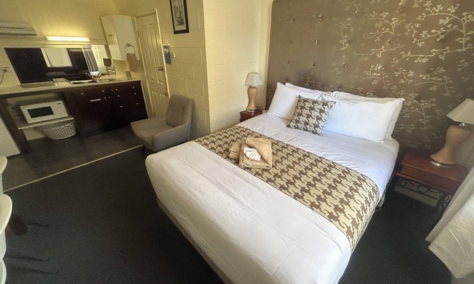 Warren Hotel | Comfortable Stay at Warren Motor Inn with Family Amenities