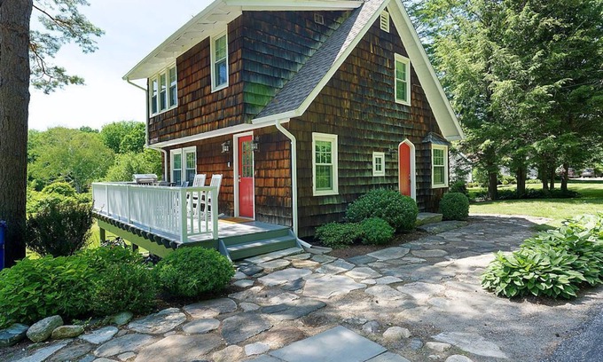 Cornwall Bridge Cottage | Top-Rated Melius 1BR Cottage with Pool & Ocean View
