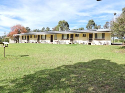 Coonabarabran Hotel | Pet-Friendly Warrumbungles Mountain Motel with Ocean Views