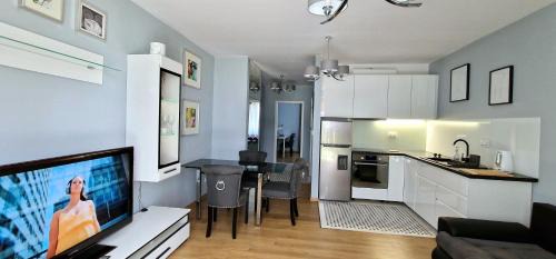 Grochow Apartment | Outstanding Warsaw Praga Apartment with Ocean View Amenities