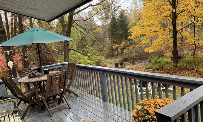 Warwick Cottage | Idyllic Warwick Creekside Cottage with Ocean View & Kitchen