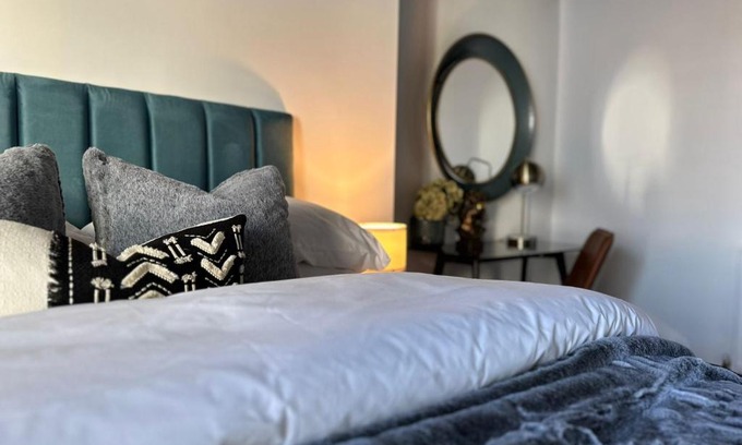 Leamington Spa Apartment | Charming Warwick St Studios: Pet & Child Friendly Stay