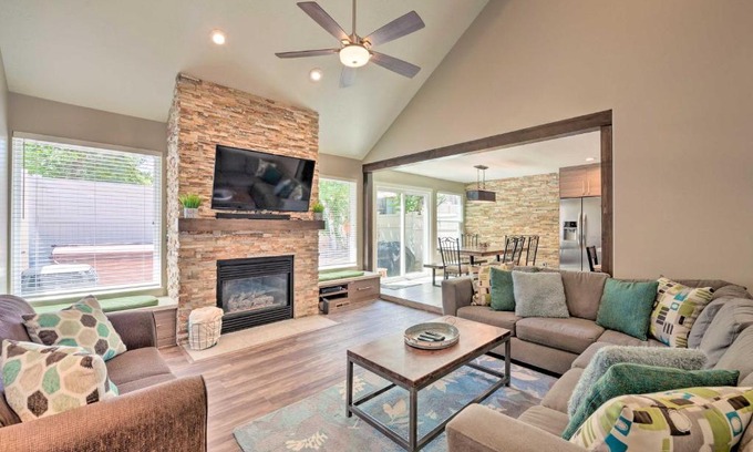 Cottonwood Heights House | Relaxing Wasatch R and R Townhome with Hot Tub & Grill