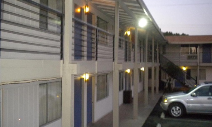 Wasco Hotel | Cozy Wasco Inn: Pet-Friendly Stay with Pool & Restaurant