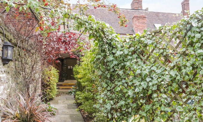 Much Wenlock Cottage | Welcoming Wash House Cottage with Pet-Friendly Amenities
