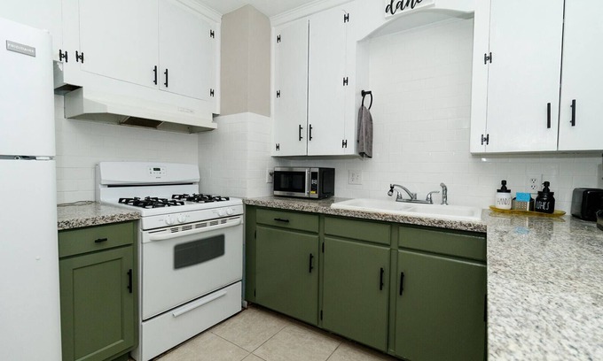 Broadmoor House | Pet-Friendly Ocean View Escape: 4 Bedrooms & Spa Access