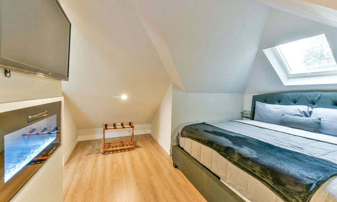 Milwaukee Apartment | Top-Rated Washington Heights Studio Loft for Family Getaways