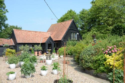 Stowmarket House | Wassicks Cottage, Haughley: Pet-Friendly Retreat with 9.7/10