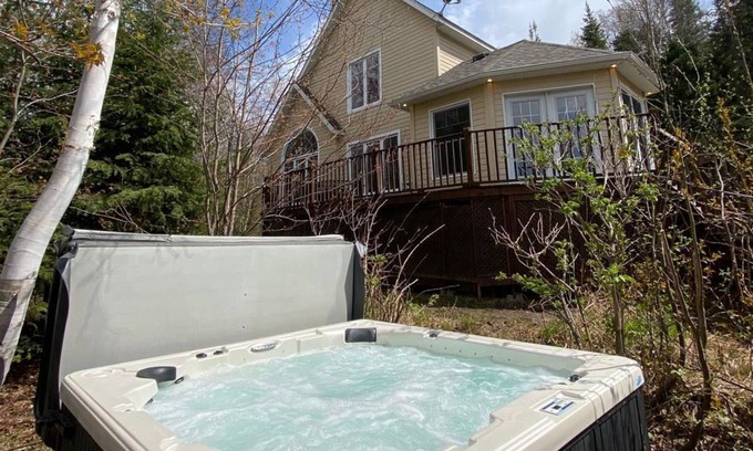 Saint Come Ski Chalet | Waterfront Getaway with Jacuzzi & Ski Access for Remote Work