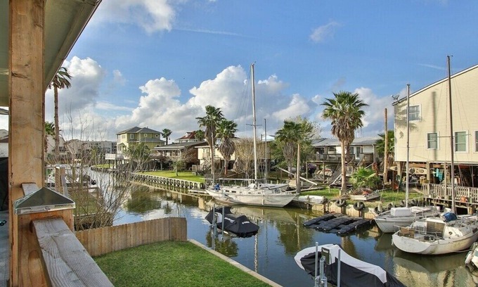 Clear Lake Shores House | Indulge in a 4-Bedroom Retreat with Spa & Child-Friendly Perks