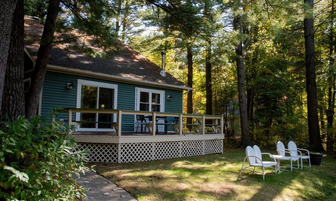 Roscommon Cottage | Charming Au Sable River Getaway with Family-Friendly Amenities