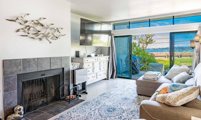 Birch Bay Condo | Waterfront Retreat with Indoor Pool & Beach Access