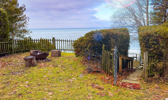 Brock Cottage | Waterfront Cottage: Family-Friendly Retreat by the Sea