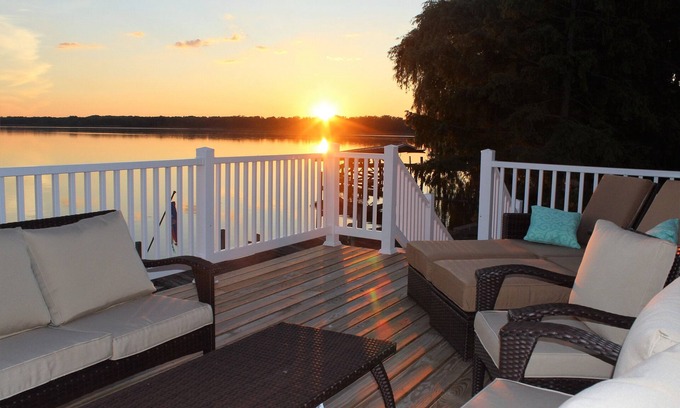 Town of Aurelius House | Serene Lake Cottage Retreat: Wineries, Wildlife & Relaxation