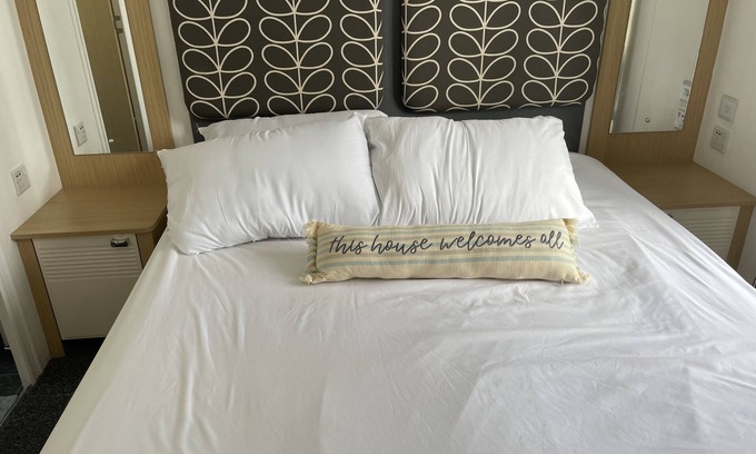 Hamworthy House | Pet-Friendly Water Lily Caravan with Pool & Sea View