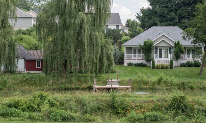 Harrisonburg Apartment | Water Lily Studio: Cozy Getaway with Kitchen & Breakfast
