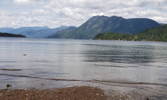 West Porpoise Bay House | Inviting Studio with Water & Mountain Views and Pool Access