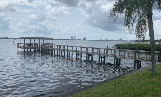 North Fort Myers Condo | Relax at Water's Edge: A Lake View Retreat Awaits You